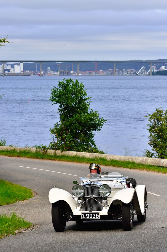 Tilskuerne har en betagende udsigt over Vejle Fjord. Her er det Vejlenseren Ernest Kristensen, der suser op ad bjerget i sin SS 100 fra 1933.
(Foto: Michael Eisenberg)